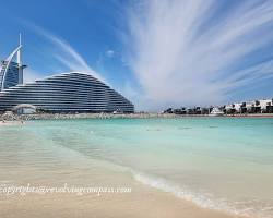 شاطئ جي بي آر في دبي مناسب للعوائل مع مناطق لعب للأطفال وإطلالة بحرية رائعة