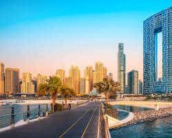 ممشى شاطئ دبي مارينا والمطاعم والمقاهي المطلة على البحر