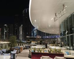 جلسات شيشة خارجية مطلة على البحر في مارينا دبي