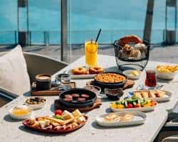 شيشة ومشروبات باردة في مقاهي دبي مول