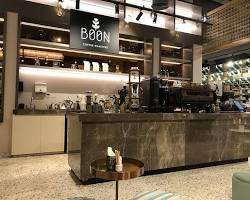 باريستا يحضر قهوة مختصة في دبي باستخدام ماكينة احترافية