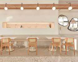 كوب قهوة مختصة في دبي مع فن اللاتيه احترافي