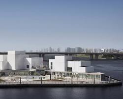 خور دبي بالقرب من منطقة الجداف