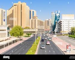 شارع الرقة في دبي يظهر المباني السكنية والنشاط التجاري في منطقة ديرة الحيوية.