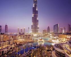 منظر بانورامي لوسط مدينة دبي يضم برج خليفة ودبي مول وناطحات السحاب المحيطة