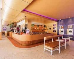 واجهة محل آيس كريم مشهور في دبي 2026