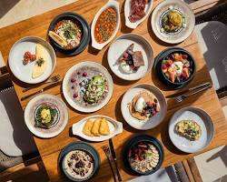 أطباق فطور متنوعة في مطاعم مول الإمارات