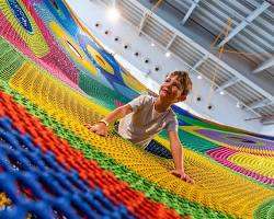 زيارة أطفال لمتحف تفاعلي أو حديقة تعليمية في دبي