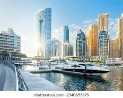 أنشطة بحرية في شاطئ دبي مارينا مثل الجيت سكي والباراشوت