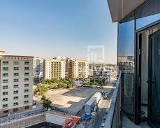 غرفة معيشة داخل شقة للإيجار في دبي لاند