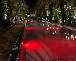 شاطئ جي بي آر في دبي ليلًا مع إضاءة ممشى البحر وأجواء هادئة