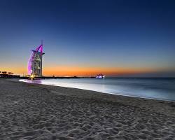 ممشى شاطئ جميرا الليلي في دبي مع المقاهي والمطاعم المطلة على البحر