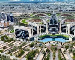 منطقة السيليكون دبي ومبانيها السكنية الحديثة في أجواء هادئة