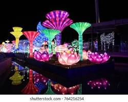 جولة ممتعة داخل إحدى حدائق دبي الترفيهية العالمية التي تضم ألعاباً وعروضاً عائلية مذهلة.