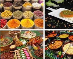 مائدة طعام إماراتية تقليدية في أحد مطاعم دبي الشعبية تبرز كرم الضيافة والأطباق التراثية.