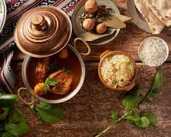 مائدة طعام إماراتية تقليدية في أحد مطاعم دبي الشعبية تبرز كرم الضيافة والأطباق التراثية.