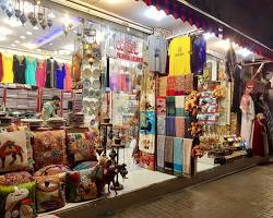 مجموعة متنوعة من القلائد والأقراط والحقائب في محلات الجملة بدبي نايف.