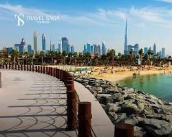 لقطة لشاطئ مفتوح في دبي تظهر ممرات المشي والمرافق العامة المجهزة للزوار تحت أشعة الشمس.