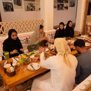 ديكور مطعم عربي تقليدي في دبي مع جلسات مريحة