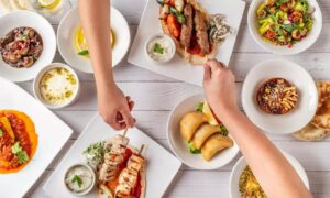 أطباق المشويات والمقبلات العربية في مطاعم جي ال تي دبي