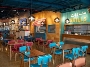 مطعم بتصميم عصري وأماكن جلوس مريحة في موتور سيتي دبي