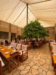 مطاعم تراثية وسط المباني التاريخية في البستكية دبي