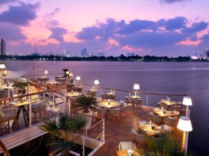جلسات مطعم مطل على خور دبي وقت الغروب