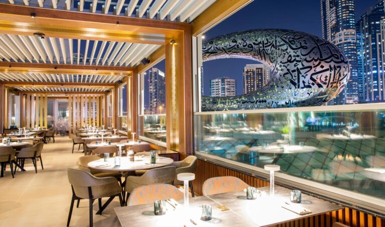 مطاعم أبراج الإمارات دبي بإطلالة على أفق المدينة