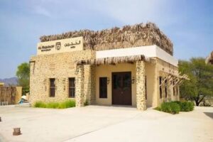 الواجهة لمطعم الحجرين التراثي المبني من أحجار جبلية وسعف النخل في قلب قرية حتا التراثية بدبي.