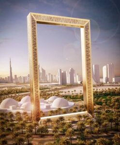 منظر خارجي لبرواز دبي الذهبي المغطى بالأشجار والمساحات الخضراء في حديقة زعبيل.