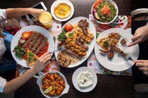 أطباق عربية ومشويات في مطاعم عائلية بأبوظبي